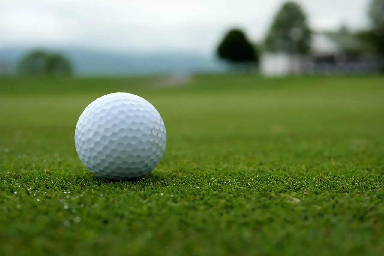 Golfbold på green