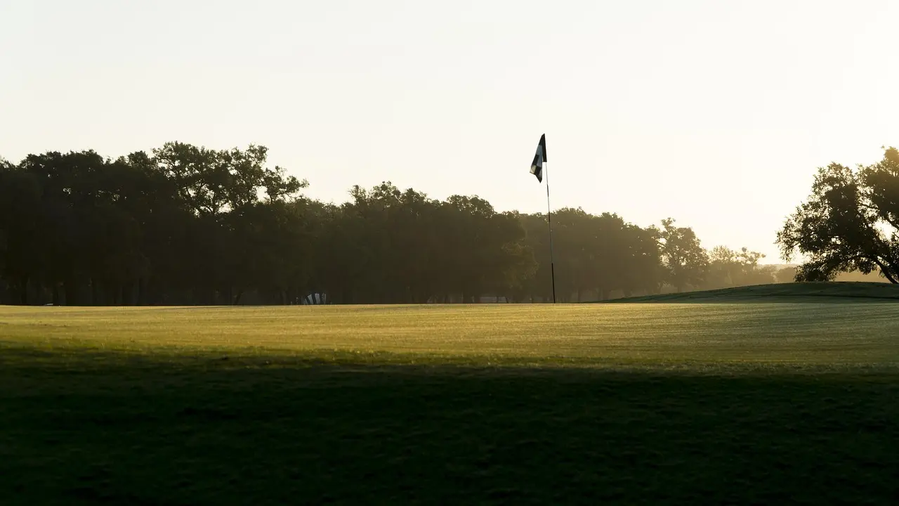 Golfgreen med flag