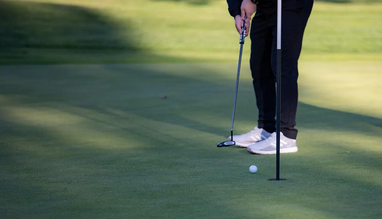 Golfspiller der putter
