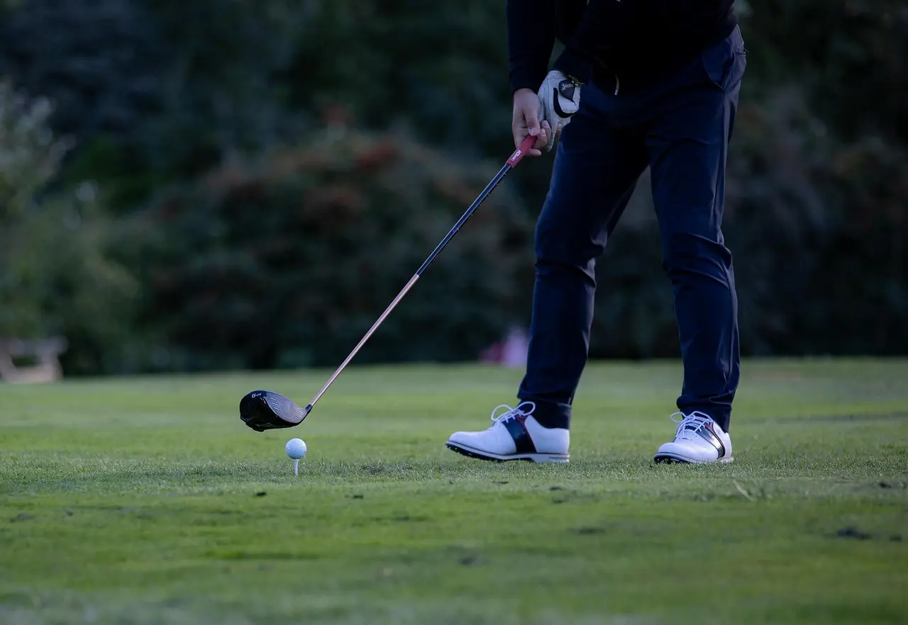 Golfspiller ved tee